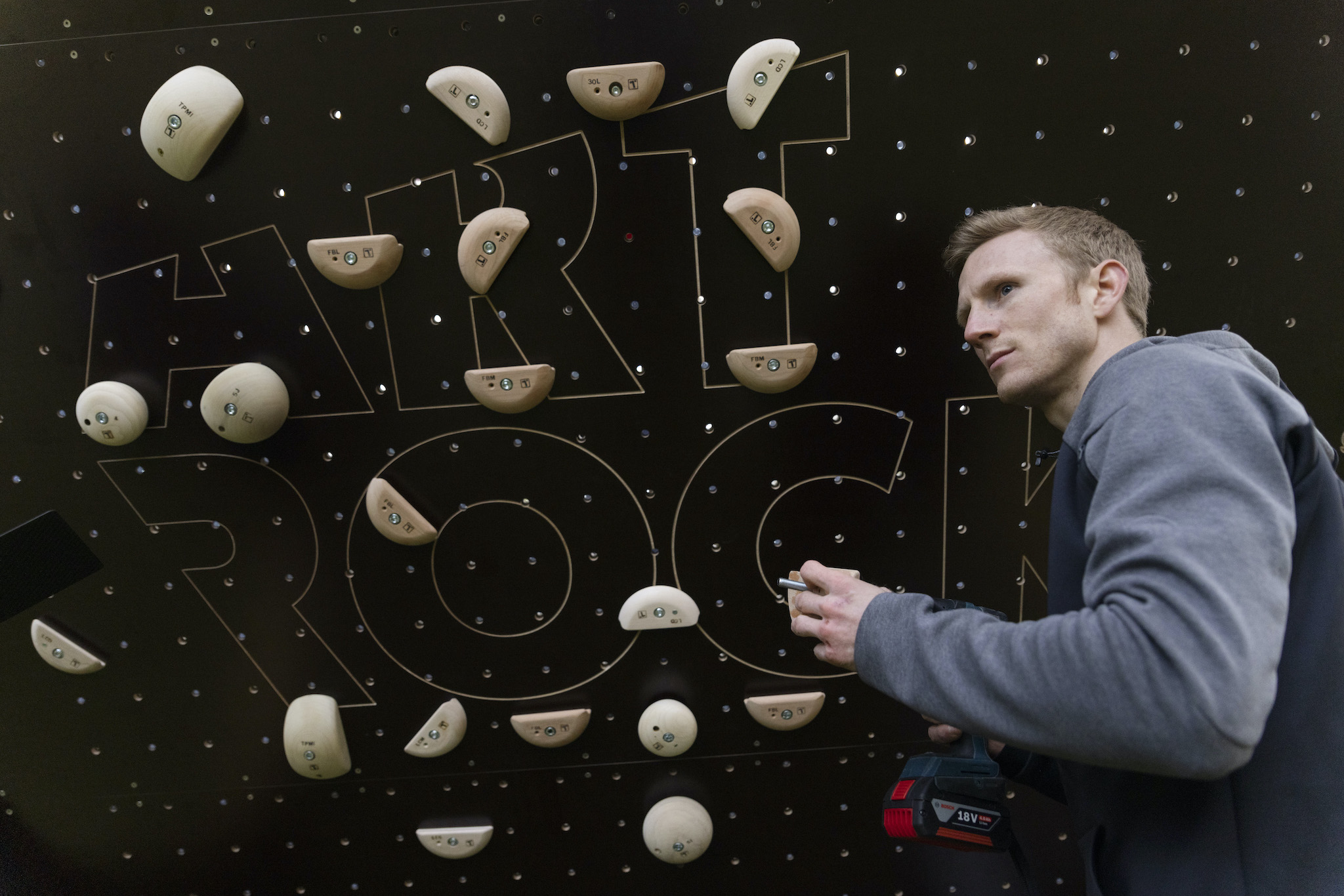 Jakob Schubert klettert bei der Simulation